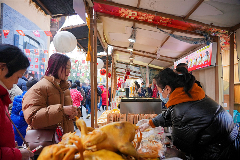 逛非遗看三国戴簪花 洛带古镇约你来过年｜网络中国节·春节